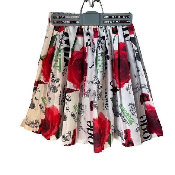 Pleated Newsprint Miniskirt! Red Roses, Green Leaves. Carrie Bradshaw Vibes! - Picture 6 of 8